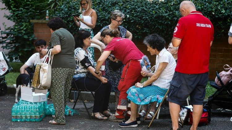 Explosão em Roma: voluntários e paróquia do bairro em apoio às famílias atingidas Explosão em Roma: voluntários e paróquia do bairro em apoio às famílias atingidas