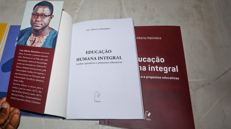 Moçambique – P. Luís Alberto lança livro sobre Educação Integral