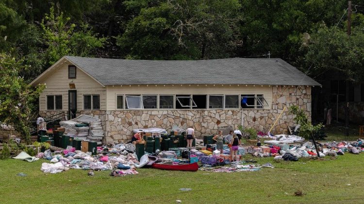 Texas: sobe para mais de 100 o número de mortos pelas enchentes Texas: sobe para mais de 100 o número de mortos pelas enchentes