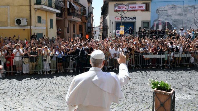 O abraço de Albano ao Papa Leão XIV, um convidado especial O abraço de Albano ao Papa Leão XIV, um convidado especial
