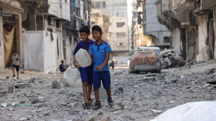 Em Gaza, oito crianças mortas na fila de distribuição de água Em Gaza, oito crianças mortas na fila de distribuição de água
