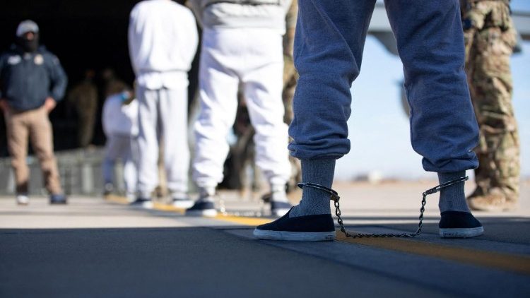 Nos EUA, Bispo de El Paso denuncia: “Migrantes tratados sem dignidade” Nos EUA, Bispo de El Paso denuncia: “Migrantes tratados sem dignidade”