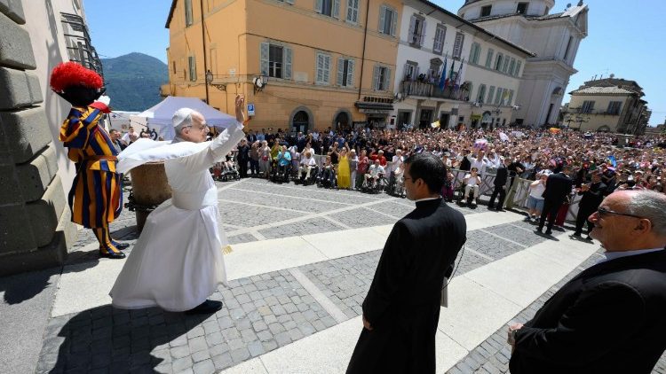 Papa: acolher e deixar-se acolher por Deus que está à porta e bate Papa: acolher e deixar-se acolher por Deus que está à porta e bate