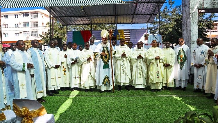 Moçambique. Três Jesuítas ordenados Padres na arquidiocese da Beira Moçambique. Três Jesuítas ordenados Padres na arquidiocese da Beira