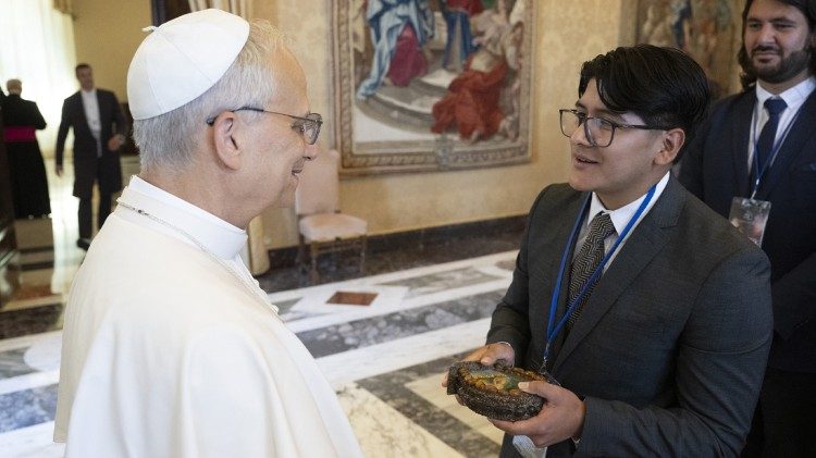 O encontro do jovem astrônomo do Peru com o Papa no Vaticano O encontro do jovem astrônomo do Peru com o Papa no Vaticano