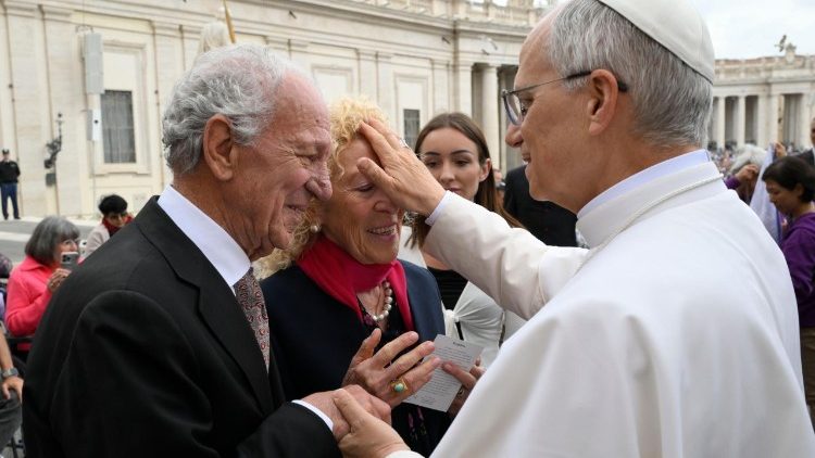 Vaticano: os idosos, um tesouro a ser descoberto, afirma dom Dario Gervasi Vaticano: os idosos, um tesouro a ser descoberto, afirma dom Dario Gervasi