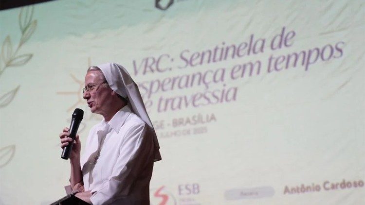 Irmã Simona Brambila compartilha a missão do Dicastério para a Vida Consagrada Irmã Simona Brambila compartilha a missão do Dicastério para a Vida Consagrada