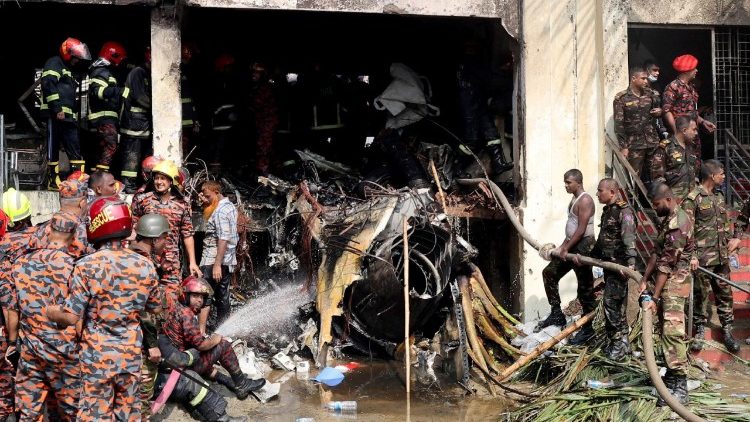 Bangladesh: o pesar do Papa pelas vítimas do avião caído numa escola