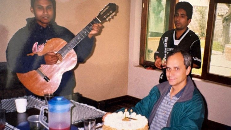 Roberto, o pároco “jovencito” que todos queriam ao seu lado em Trujillo Roberto, o pároco “jovencito” que todos queriam ao seu lado em Trujillo