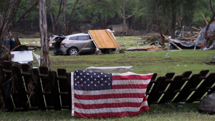Arcebispo de San Antonio reza pelas vítimas das enchentes no Texas Arcebispo de San Antonio reza pelas vítimas das enchentes no Texas