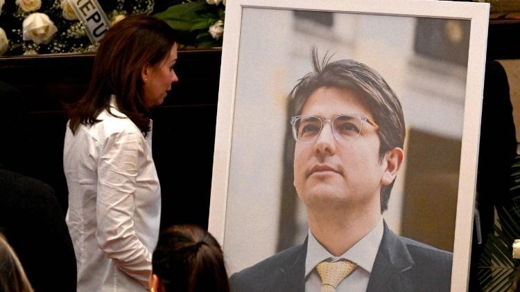 Igreja na Colômbia se faz próxima à família do senador Uribe e pede união do país Igreja na Colômbia se faz próxima à família do senador Uribe e pede união do país