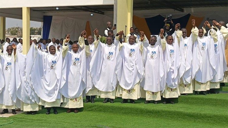 Diocese do Sumbe: Jubileu e ordenação de 28 sacerdotes Diocese do Sumbe: Jubileu e ordenação de 28 sacerdotes
