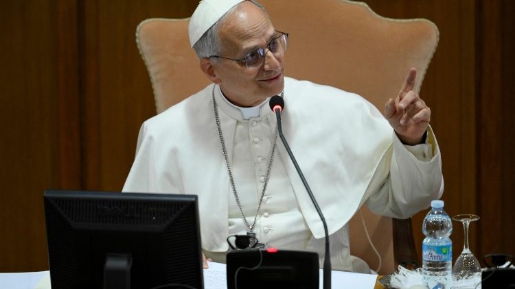 Papa Leão XIV em livro, através dos primeiros discursos do pontificado