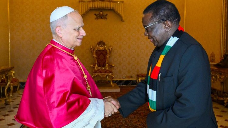 O Papa recebe em audiência o presidente da República do Zimbábue O Papa recebe em audiência o presidente da República do Zimbábue