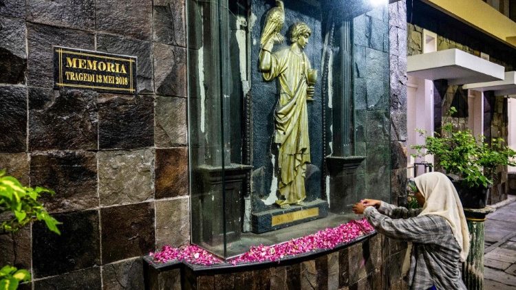 Indonésia: apelo dos bispos após ataques contra igrejas e escolas cristãs Indonésia: apelo dos bispos após ataques contra igrejas e escolas cristãs