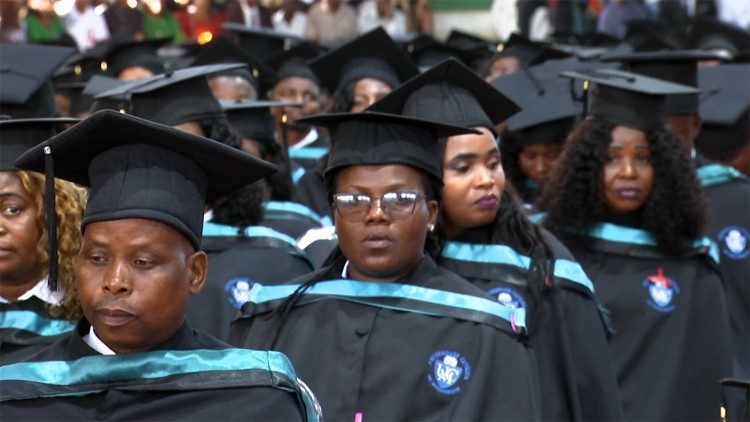 D. Inácio Saúre desafia graduados a unir saber e integridade D. Inácio Saúre desafia graduados a unir saber e integridade