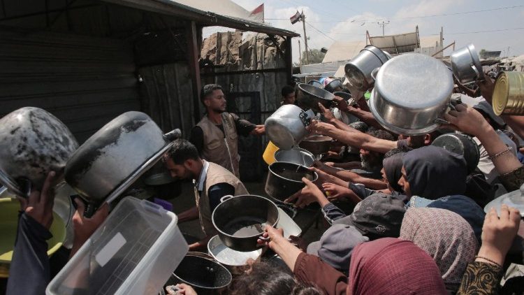 Novos ataques contra Gaza. ONU acusa: “a fome é causada pelo homem”