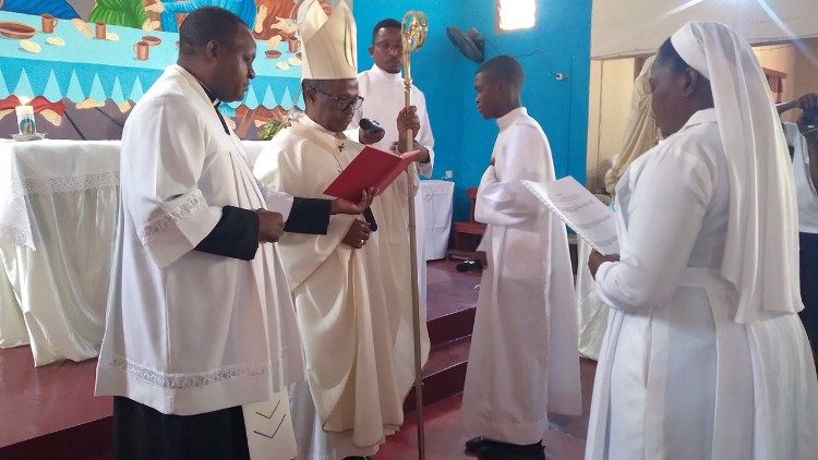 Profissão perpétua de Irmã Ana Mutita, arcebispo Dom Inácio apela à santidade