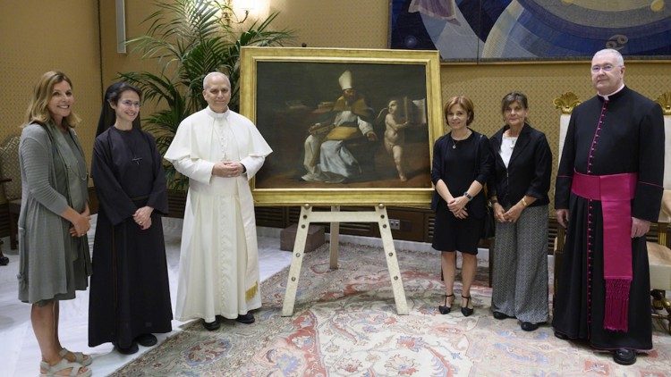 Uma delegação dos Museus Vaticanos apresenta uma pintura de Santo Agostinho ao Papa