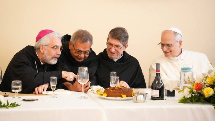 Com os amigos, cresce-se na fé: a lição de Agostinho e as palavras de Leão