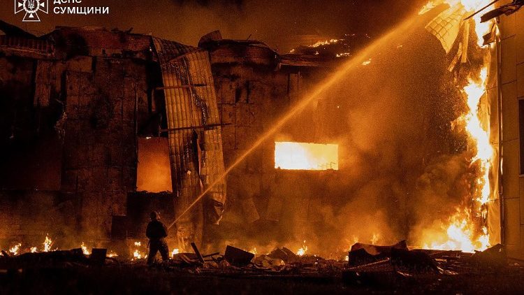 Ataque russo destrói prédio da Universidade em Sumy e mata família em Kharkiv Ataque russo destrói prédio da Universidade em Sumy e mata família em Kharkiv