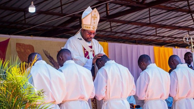 Arquidiocese do Huambo tem mais dez diáconos e um sacerdote Arquidiocese do Huambo tem mais dez diáconos e um sacerdote