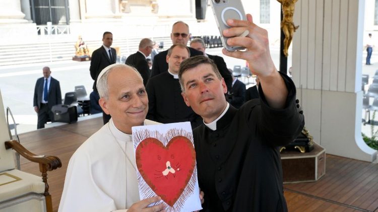 Sacerdote alemão pedala até Roma para entregar a Leão XIV cartas de crianças doentes