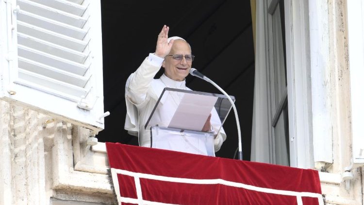 Papa: Deus nos salvou abraçando a cruz e oferecendo-se como mestre e amigo