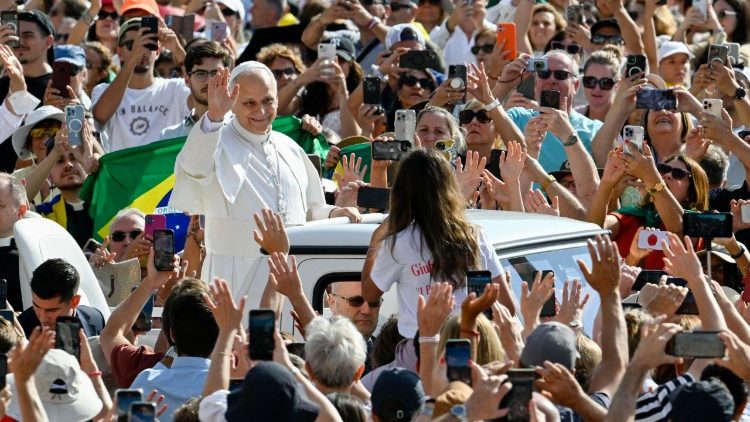 O Papa: a sede de Jesus na cruz é a nossa também. Clamor de uma humanidade ferida O Papa: a sede de Jesus na cruz é a nossa também. Clamor de uma humanidade ferida