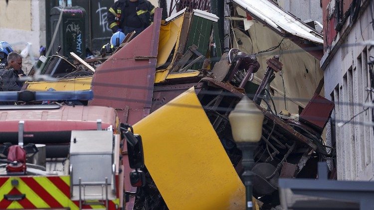 Tragédia em Lisboa: elevador da Glória descarrilou provocando 17 mortos e 21 feridos Tragédia em Lisboa: elevador da Glória descarrilou provocando 17 mortos e 21 feridos