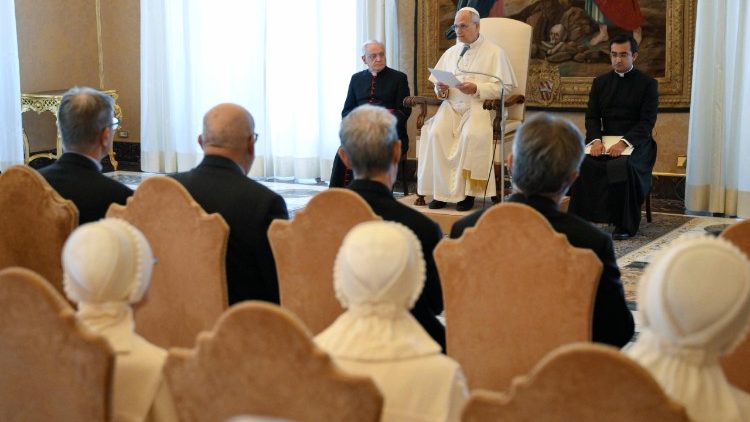 Papa à revista italiana “La Civiltà Cattolica”: ser eco fiel da voz dos últimos ao mundo