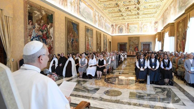 Papa: próximo a quem sofre, rezando pela paz com as religiosas na Terra Santa