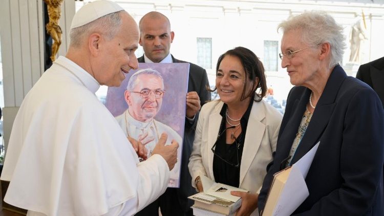 Um quadro do Beato João Paulo I foi entreque a Leão XIV na Audiência Geral Um quadro do Beato João Paulo I foi entreque a Leão XIV na Audiência Geral