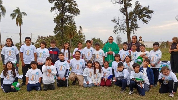 Guardiões da criação: crianças cuidam do planeta e trazem fé à vida