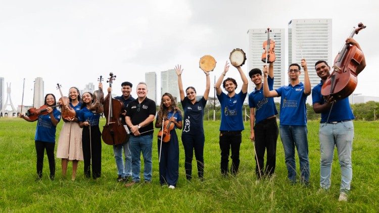 Jovens da periferia de Recife em turnê internacional com artistas de países em guerra