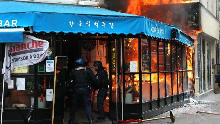 Em dia de protestos na França, restaurante é incendiado em Paris