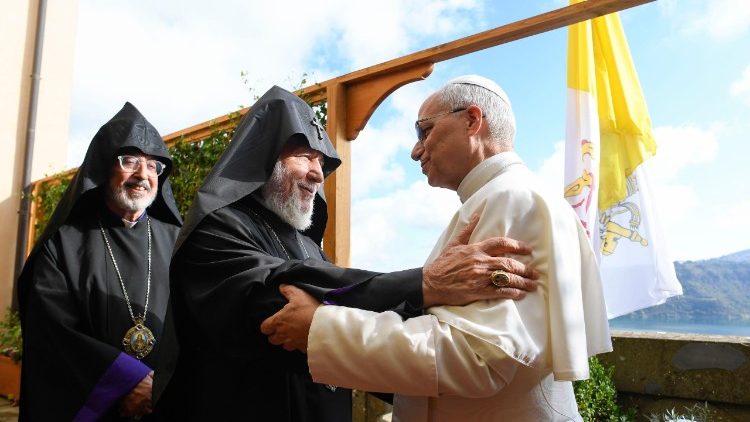 Karekin II pela primeira vez em audiência com Leão XIV: foco na paz