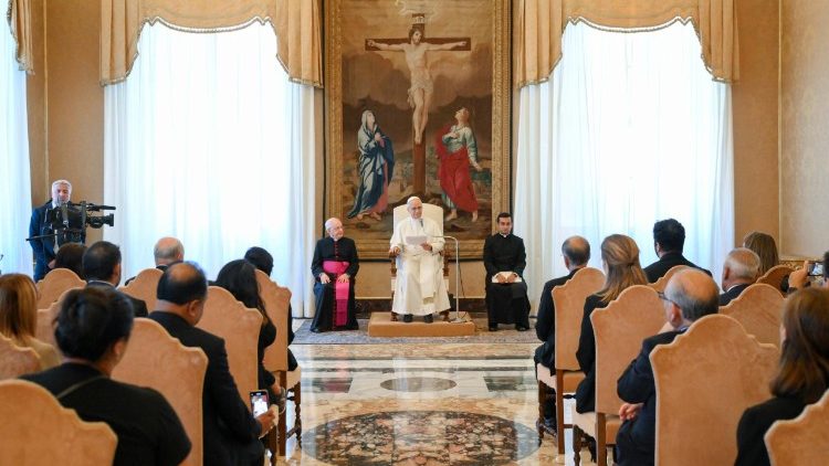 O Papa: famílias canto de esperança, pobreza e guerras ameaçam a sua dignidade
