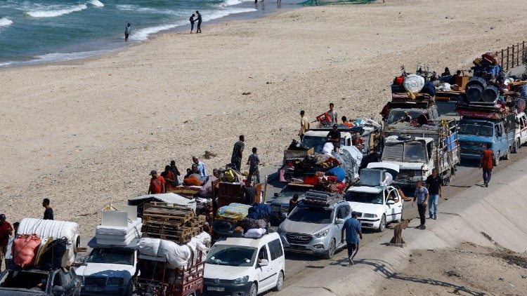 Gaza: tanques israelenses se aproximam do centro urbano. 640 mil pessoas em fuga