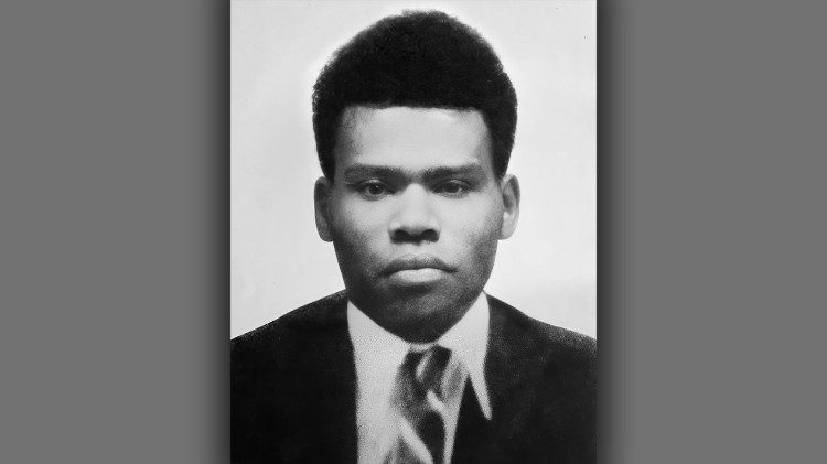 Cruz, Bíblia e alianças na imagem da canonização do primeiro Santo de Papua Nova Guiné Cruz, Bíblia e alianças na imagem da canonização do primeiro Santo de Papua Nova Guiné