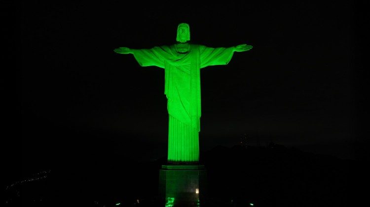 Cristo Redentor iluminado nos 40 anos do Regnum Christi no Brasil Cristo Redentor iluminado nos 40 anos do Regnum Christi no Brasil