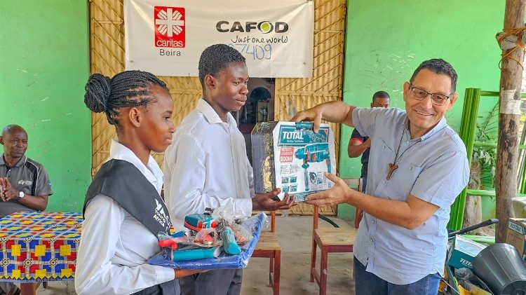 Beira – Caritas Diocesana proporciona kits de auto-emprego a jovens