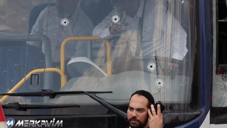 Jerusalém: ataque a ônibus deixa cinco mortos Jerusalém: ataque a ônibus deixa cinco mortos