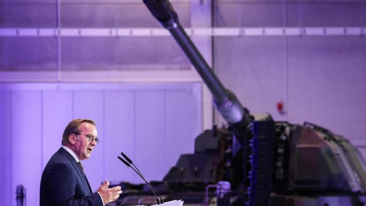 UE, valor recorde para o rearmamento: em 2024, gastos 343 bilhões de euros