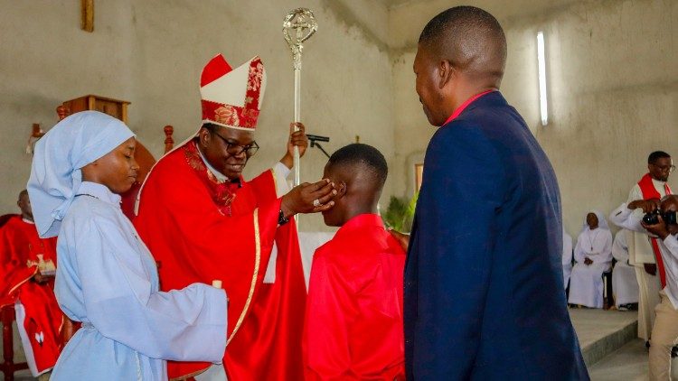 Dom Constantino inaugura novo local de culto da Paróquia São Pedro Claver Dom Constantino inaugura novo local de culto da Paróquia São Pedro Claver