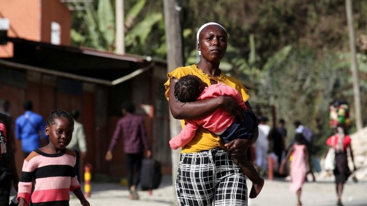 Imerso na violência das gangues, Haiti tenta manter a esperança