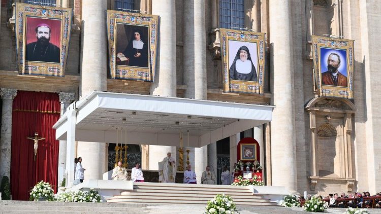 Leão XIV: os novos santos e santas mantiveram acesa a lâmpada da fé