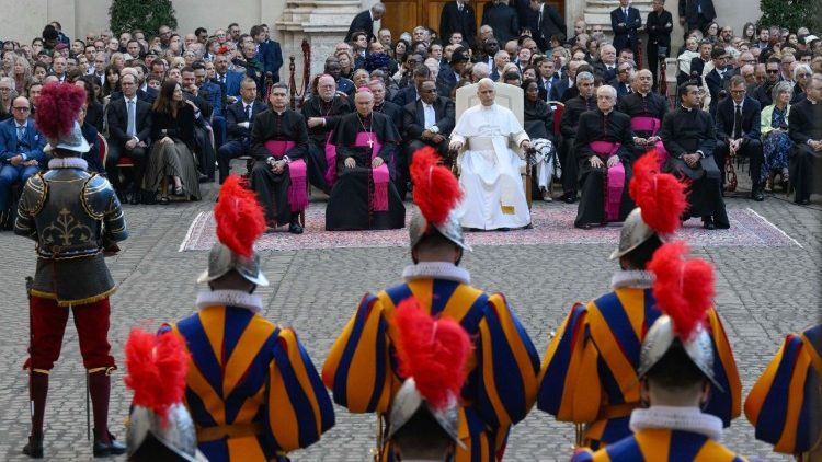 Papa à Guarda Suíça: fé, disciplina e compromisso como exemplo para os jovens