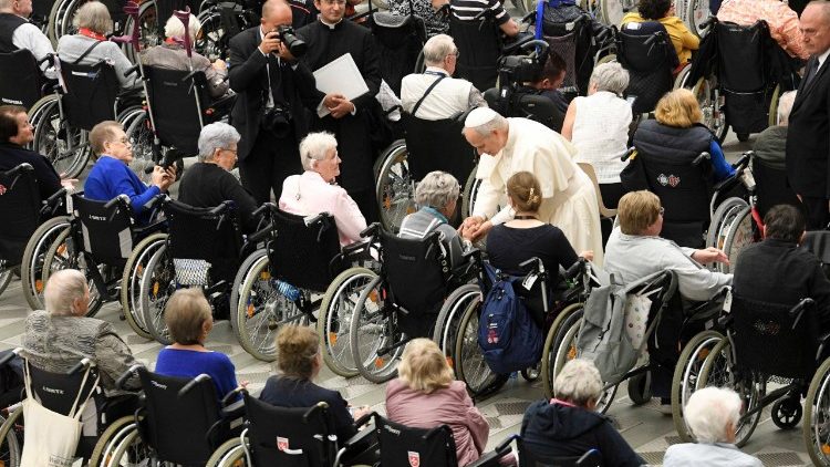 O carinho do Papa aos 680 peregrinos da Alemanha, entre deficientes e cuidadores