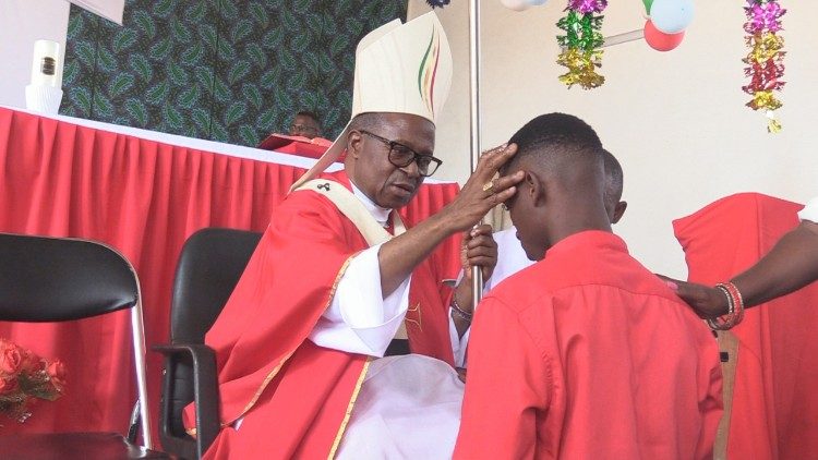 Moçambique. Dom Inácio exorta crismandos a viverem a fé com verdade e amor